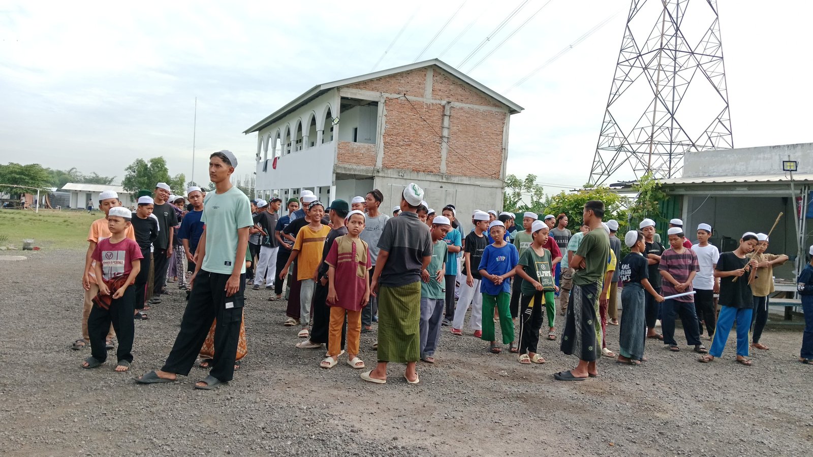 Usir Penat, Santri Rubath Huraidhoh Rutin Jalan Sehat Keliling Kampung