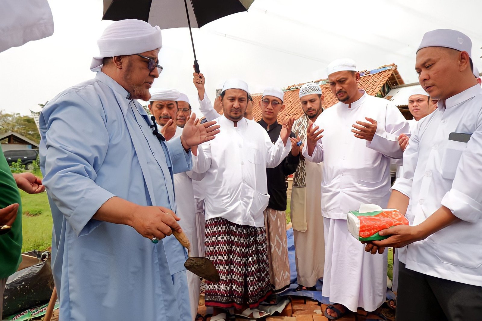 Peletakan Batu Pertama Pondok Pesantren Rubath Huraidoh.